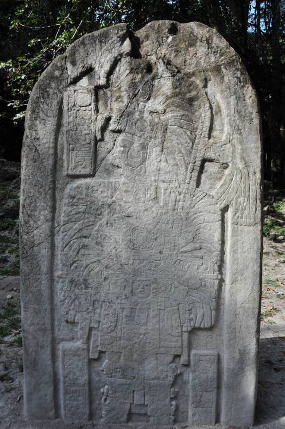 Uma das muitas estelas expostas em Tikal, na Guatemala